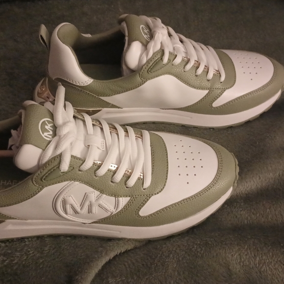 Women's sneakers - Picture 6 of 9